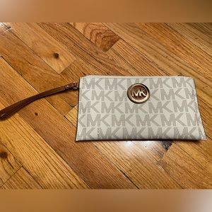 Michael kors clutch